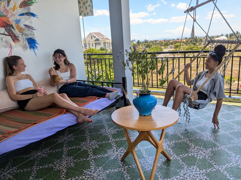 Hängesessel auf der Dachterrasse des Nalani