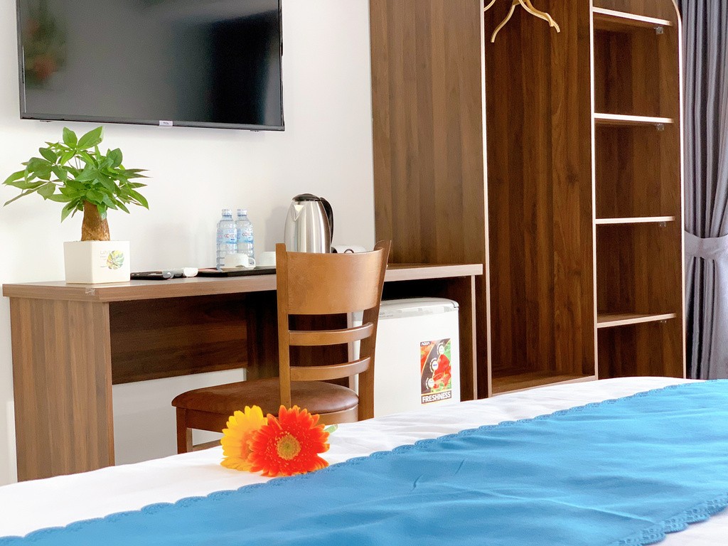 Schreibtisch mit Lampe in einem Gästezimmer der EasyLife Villa