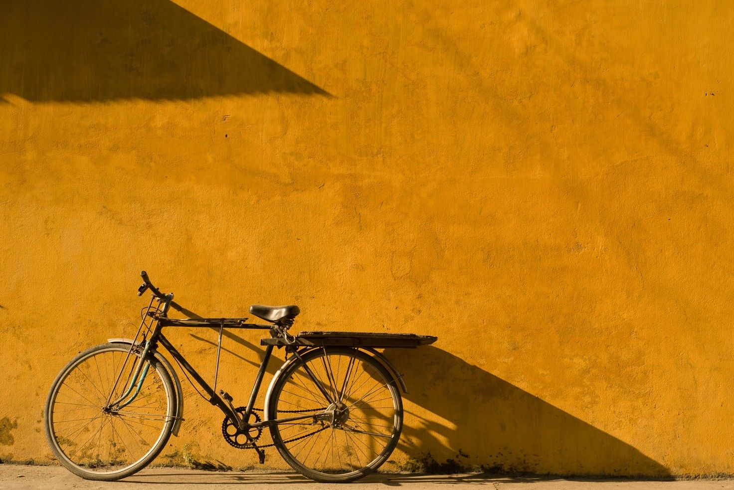 Fahrrad an einer gelben Wand in Hoi An