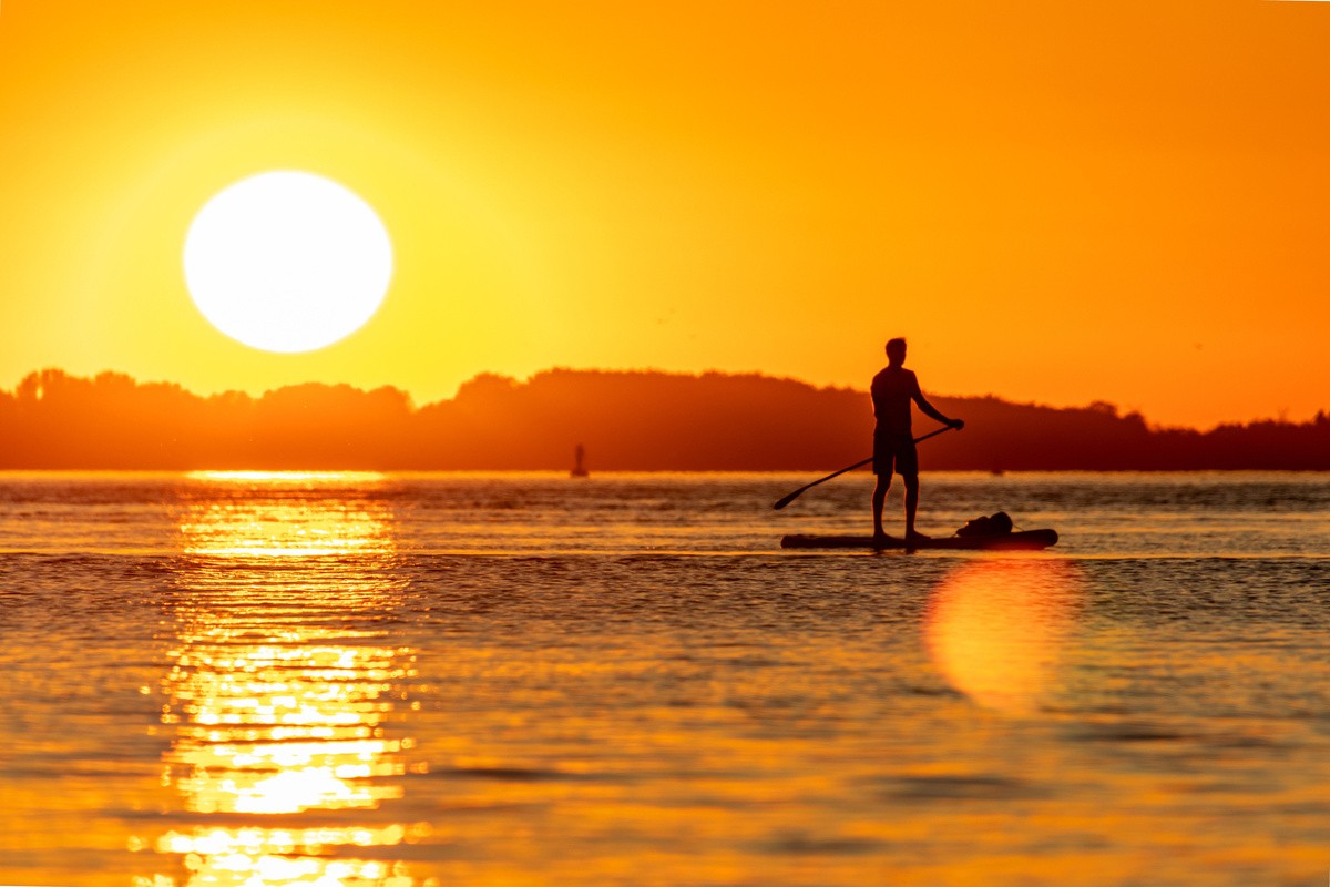 Silhouette eines Paddlers vor dem Sonnenuntergang